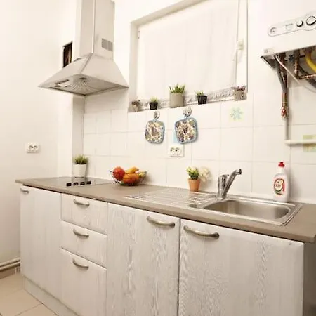 Apartment 1 Bdrm In Center Bucharest