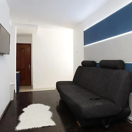 1 Bdrm In Center