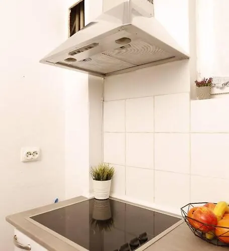 1 Bdrm In Center *