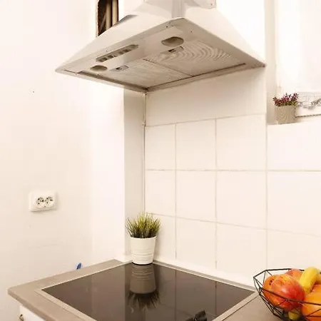 1 Bdrm In Center *